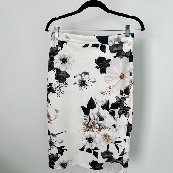 femme de carriere Dresses & Skirts - Floral Print Women's Skirt